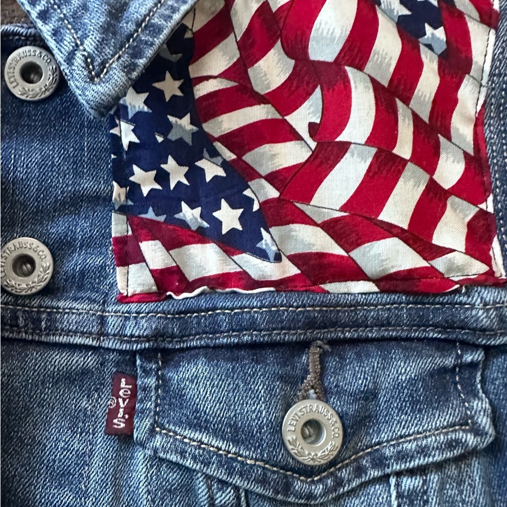 Levi's American Flag Embellished Jean Jacket. Patriotic July 4 statement - Picture 6 of 12
